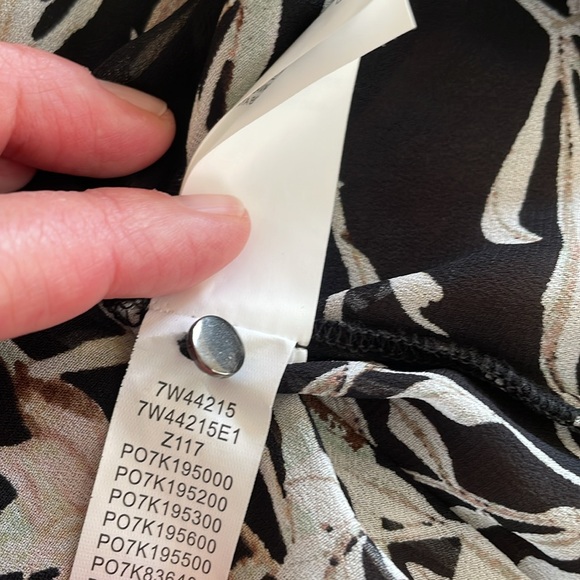 Lucky brand size medium dressy blouse with decorative details on the sleeves - Picture 5 of 5